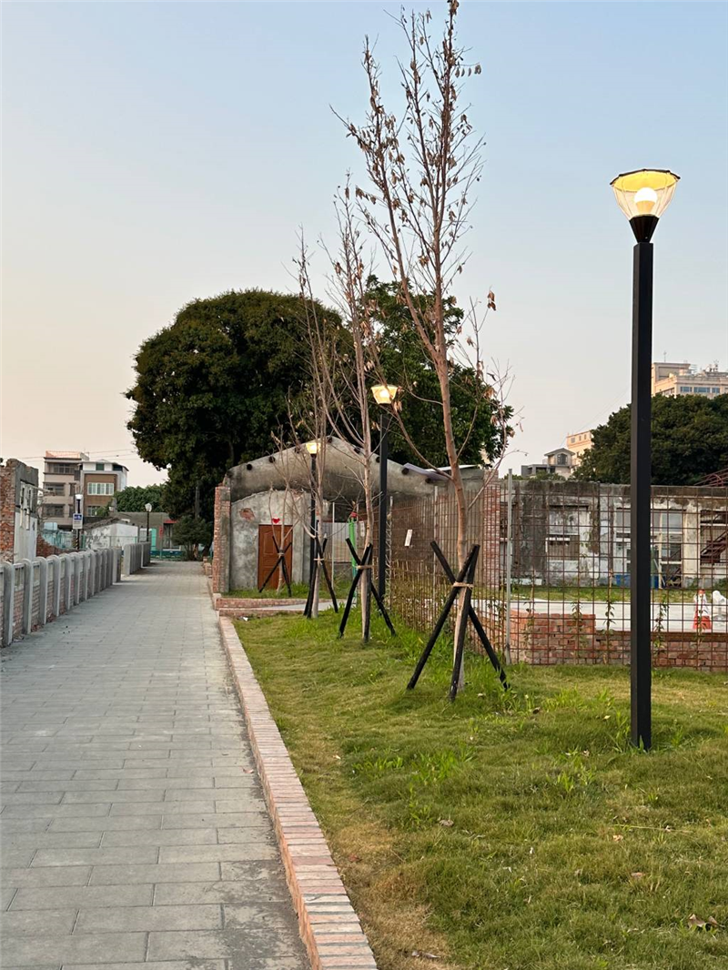 漫步眷村—屏東市得勝新村照明工程案例接近傍晚的步道路燈