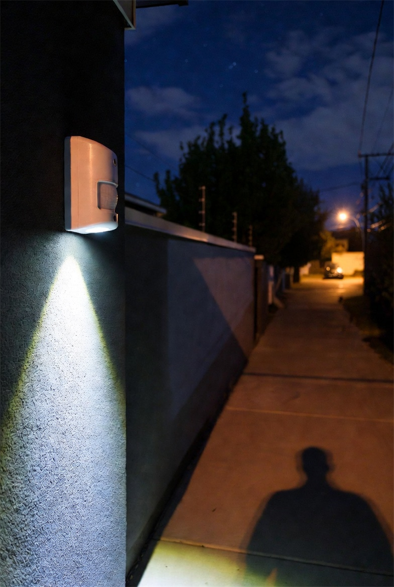 感應式戶外燈具如何提升居家安全?實用原理與應用解析(示意圖)