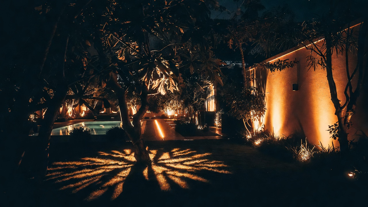 景觀照明如何提升建築與庭園的美感?營造夜間層次與氛圍的關鍵(示意圖)